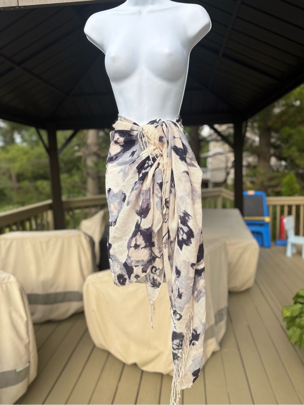 Cream & Navy Floral Sarong, Size: 82” x 33”